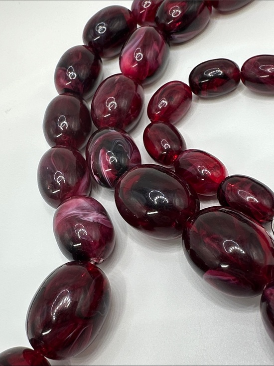 Jewelry - Vintage Swirled Cranberry Lucite Graduated Necklace 36”